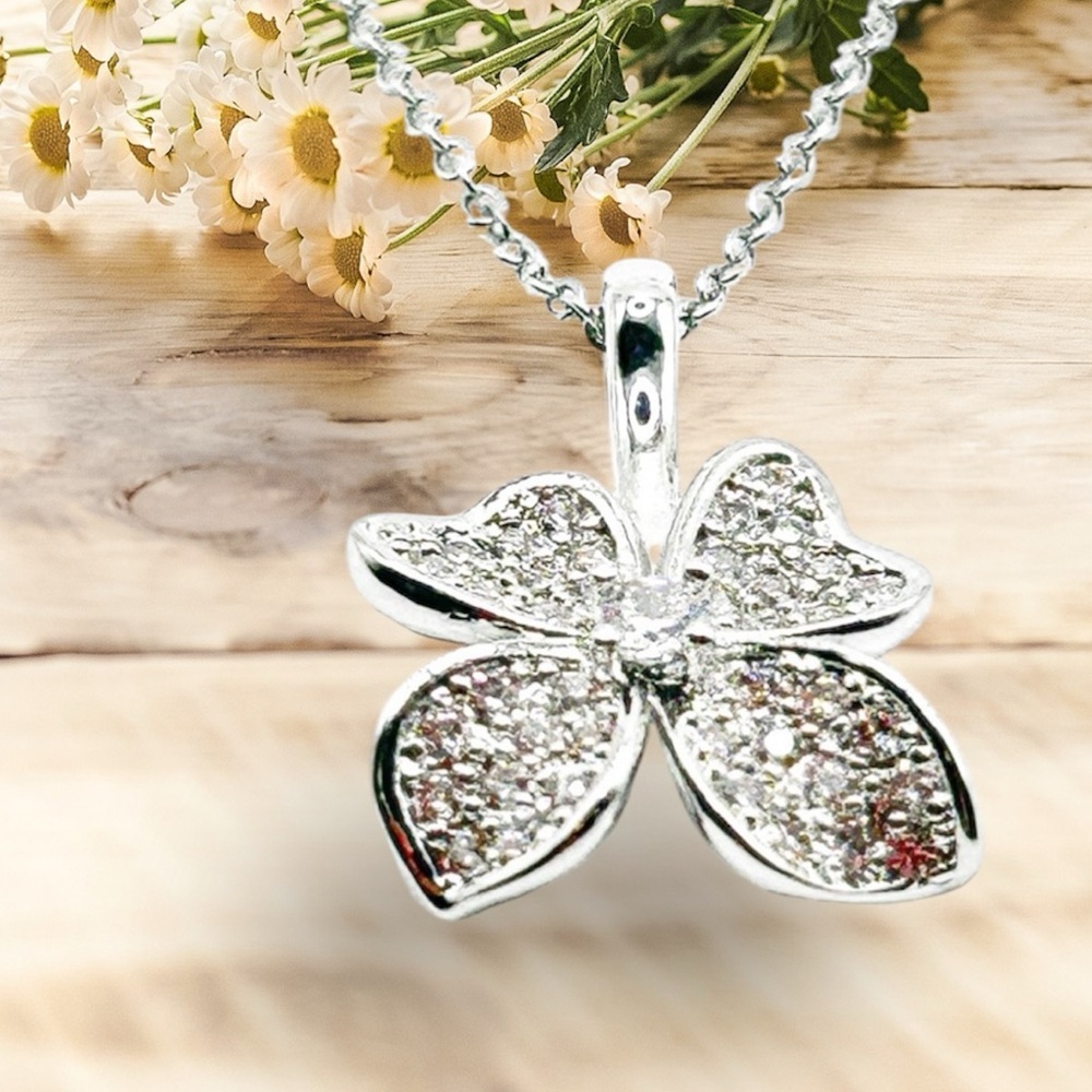 NWOT Gorgeous flower orchid necklace in stainless steel